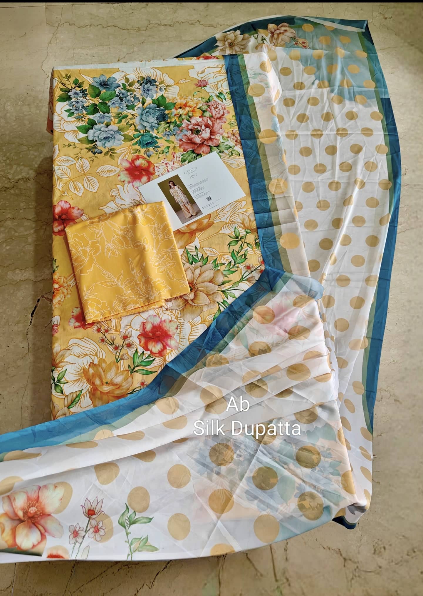 img_coco_lawn_awwal_boutique
