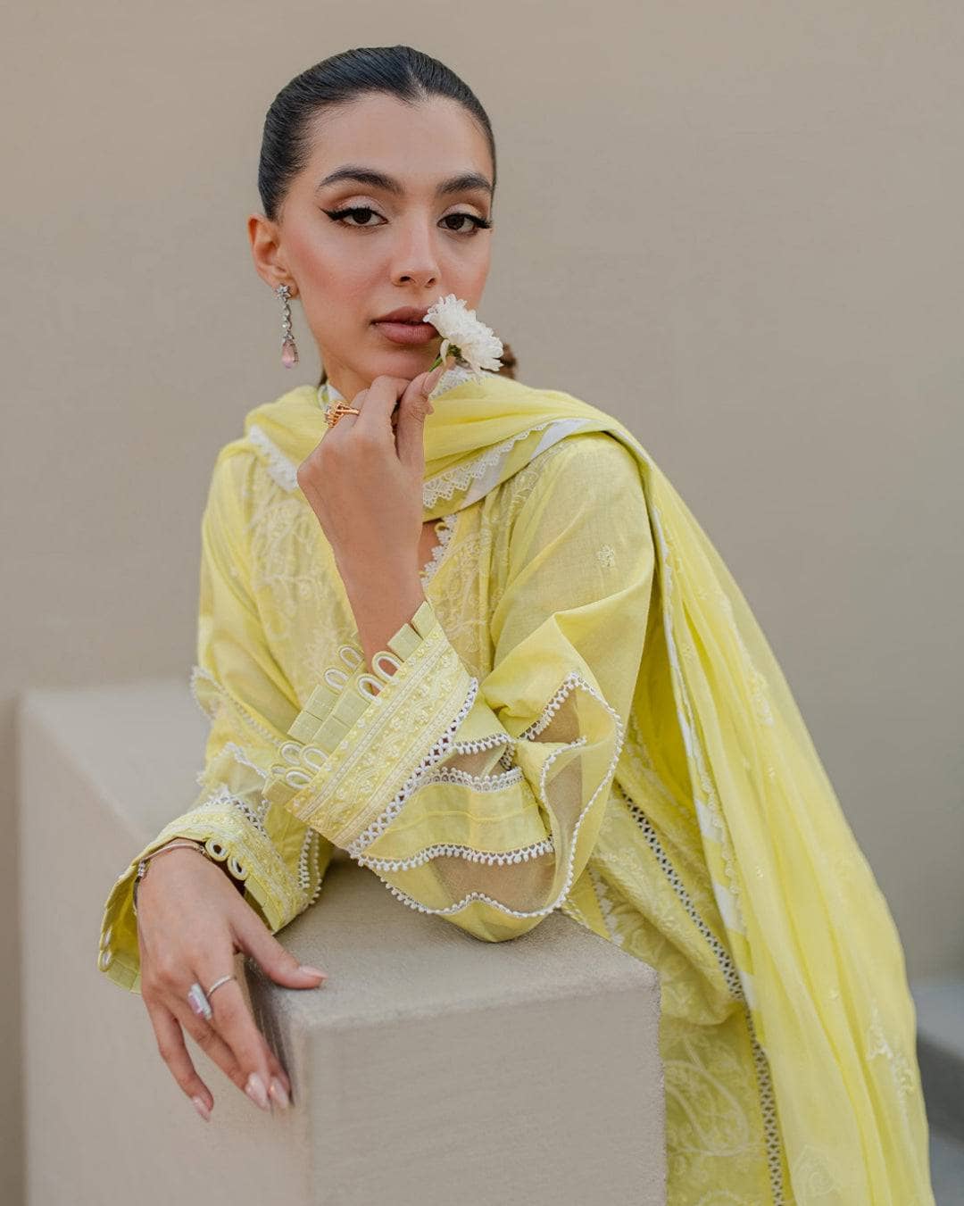 img_zellbury_chikankari_lawn_awwal_boutique