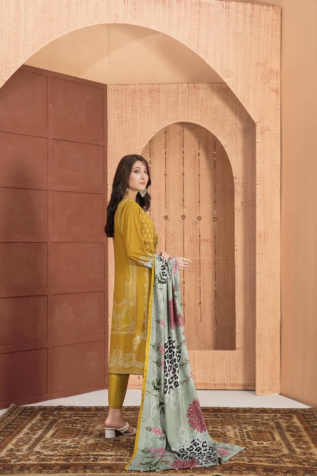 img_amna_sohail_moira_linen_awwal_boutique