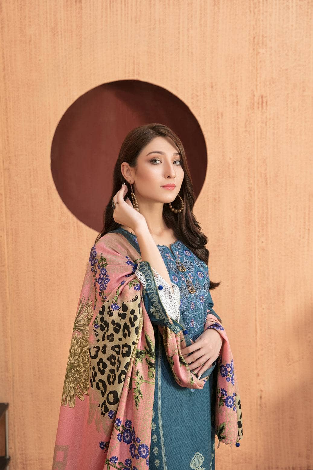 img_amna_sohail_moira_linen_awwal_boutique