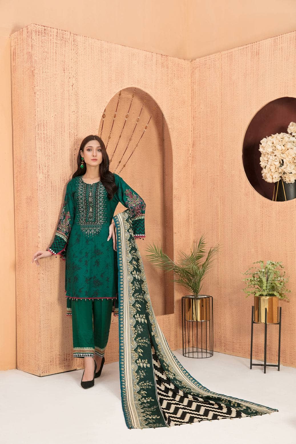img_amna_sohail_moira_linen_awwal_boutique