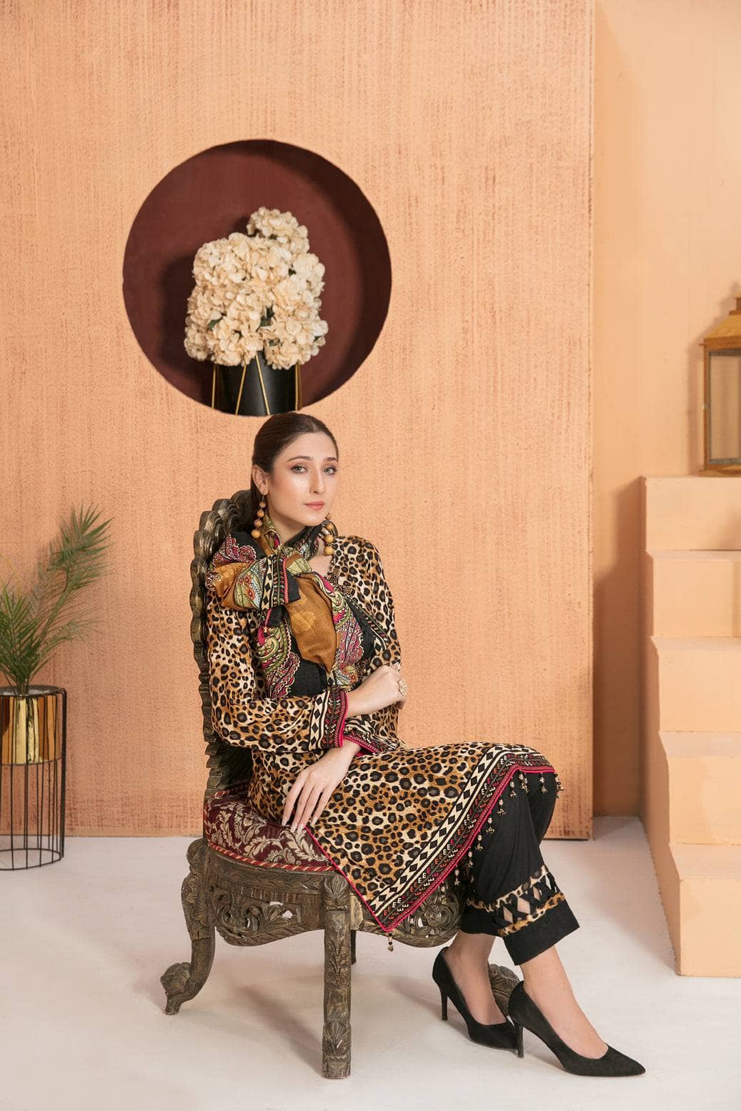 img_amna_sohail_moira_linen_awwal_boutique