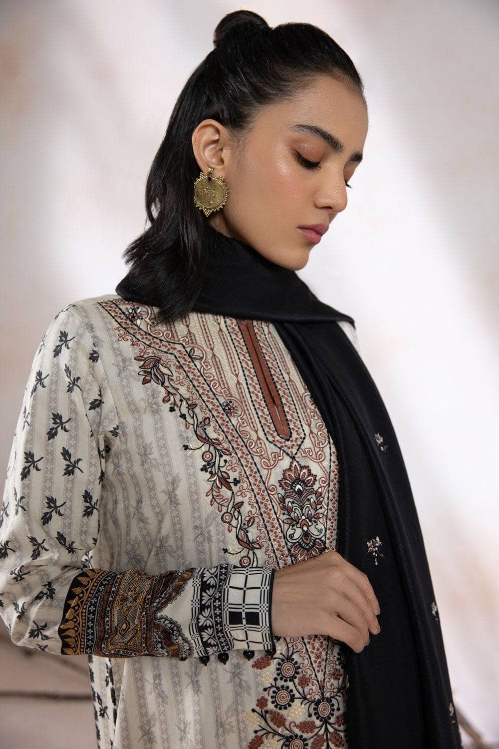 img_sapphire_winter_2022_awwal_boutique