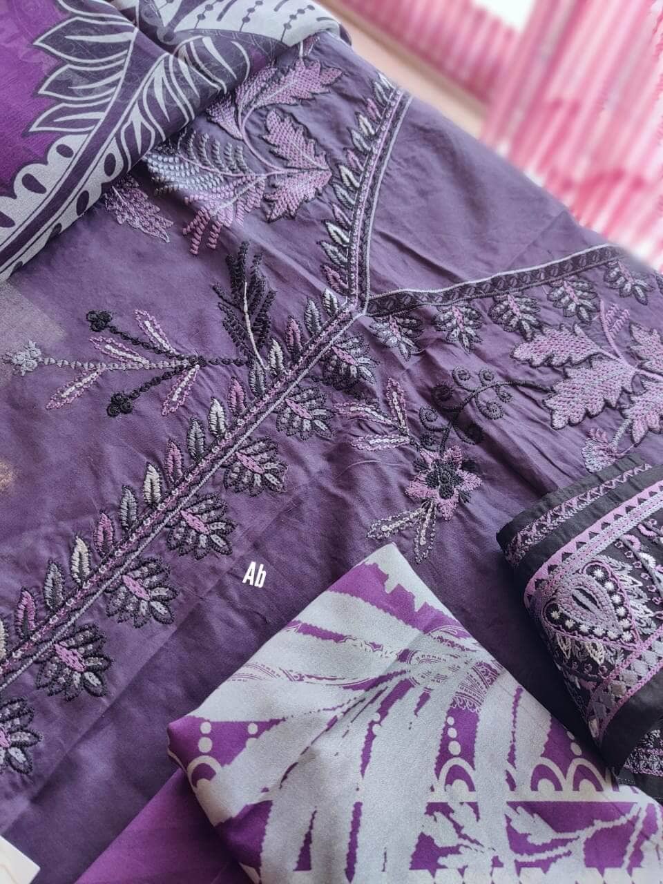 img_iznik_chinon_lawn_collection_awwal_boutique