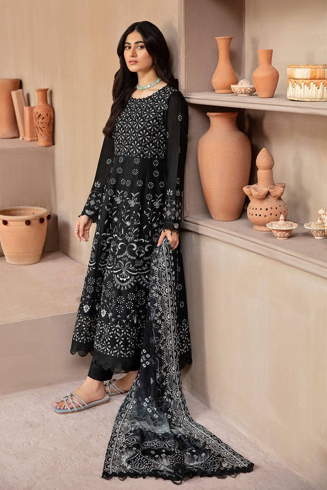 img_Nureh_koyal_monochrome_awwal_boutique