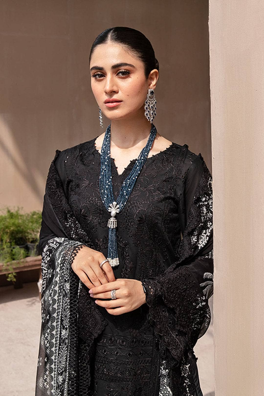 img_Nureh_koyal_monochrome_awwal_boutique