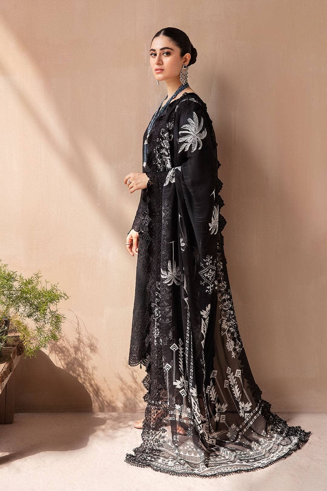 img_Nureh_koyal_monochrome_awwal_boutique