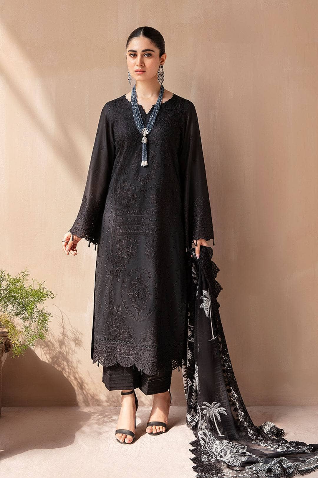 img_Nureh_koyal_monochrome_awwal_boutique