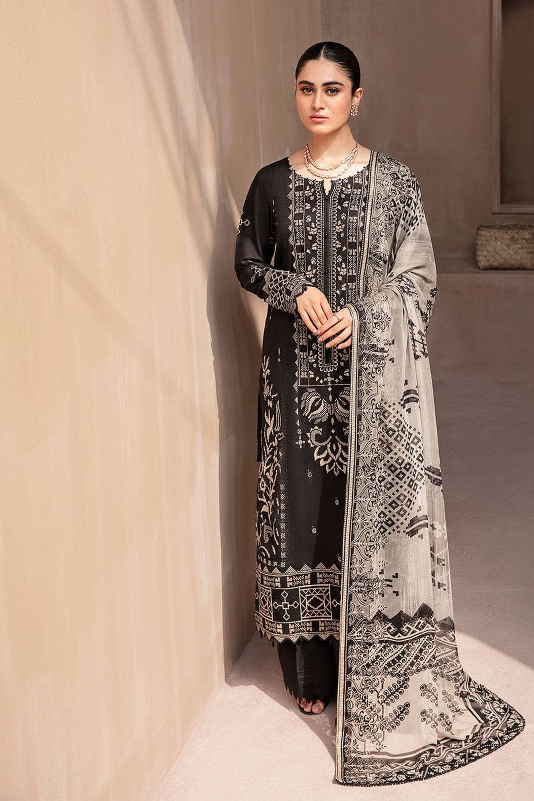 img_Nureh_koyal_monochrome_awwal_boutique