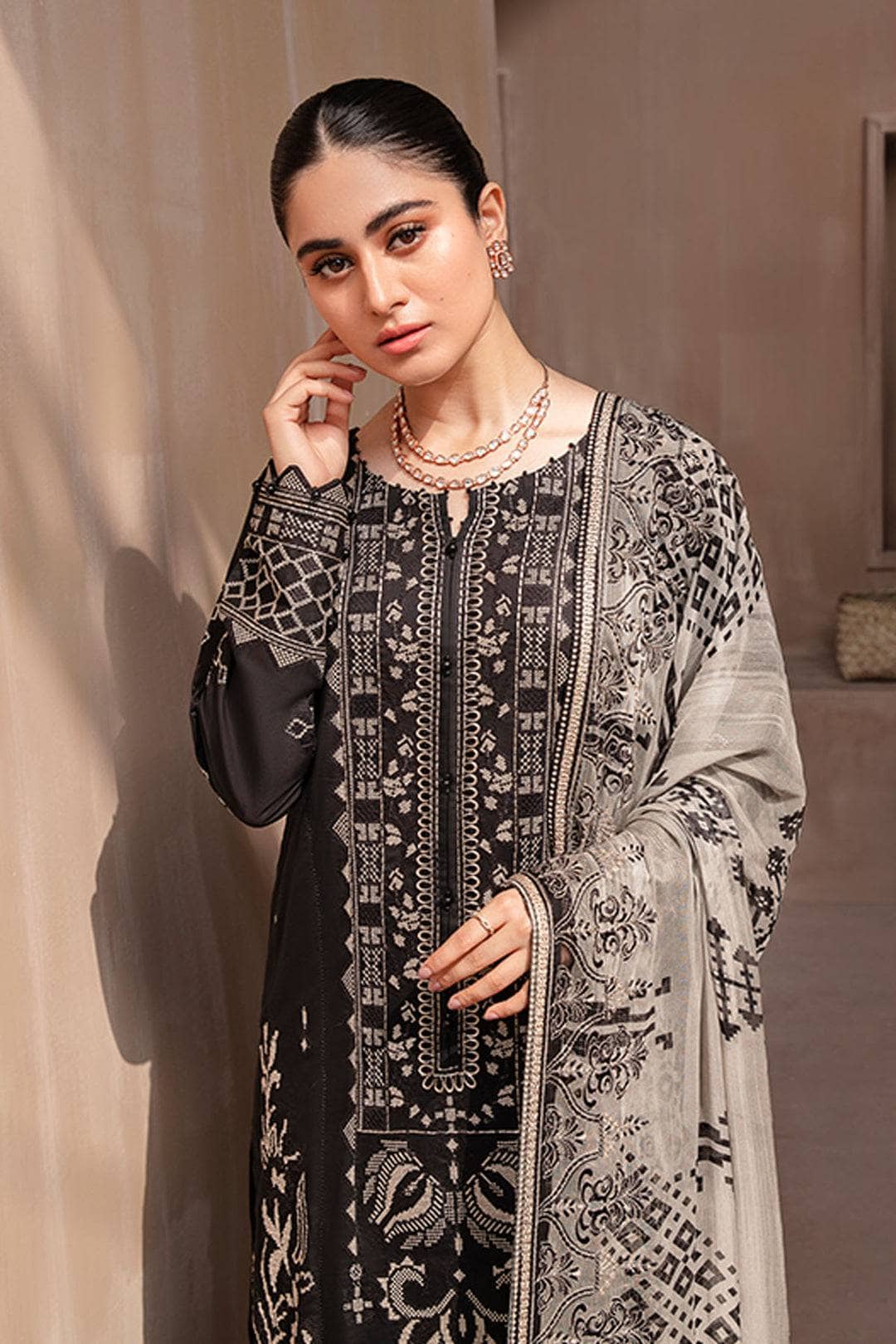 img_Nureh_koyal_monochrome_awwal_boutique