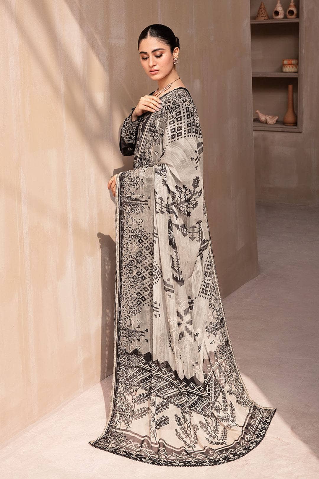 img_Nureh_koyal_monochrome_awwal_boutique