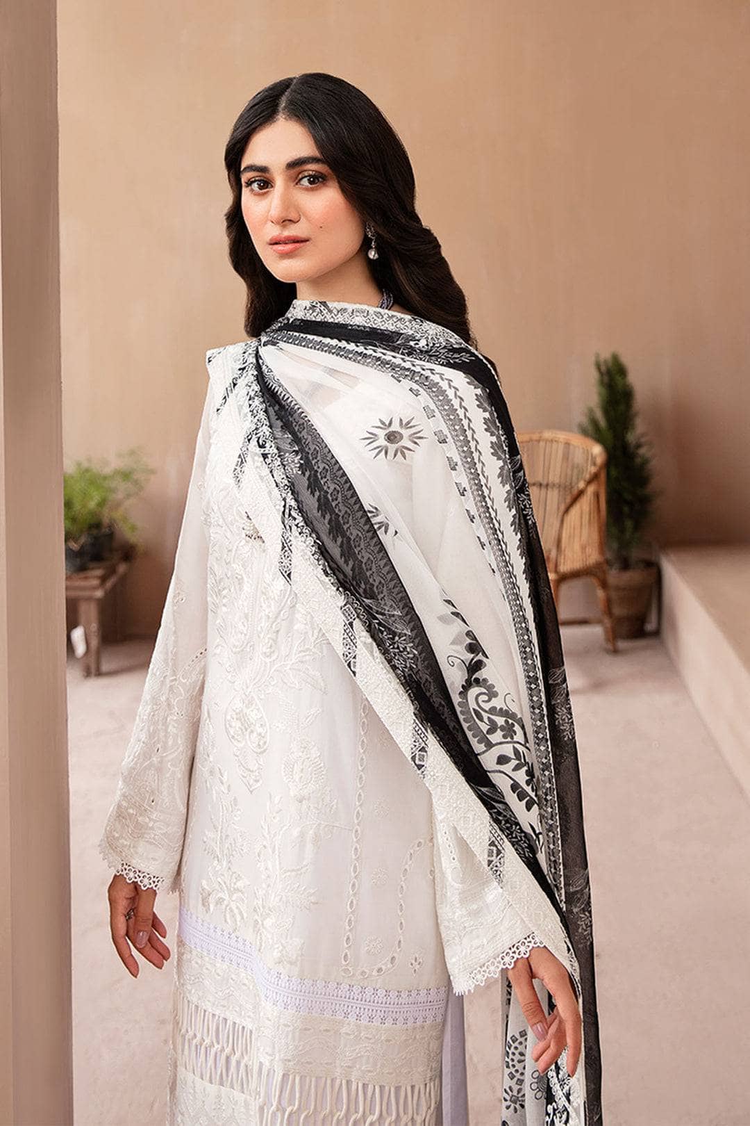 Img_nureh_koyal_monochrome_awwal_boutique