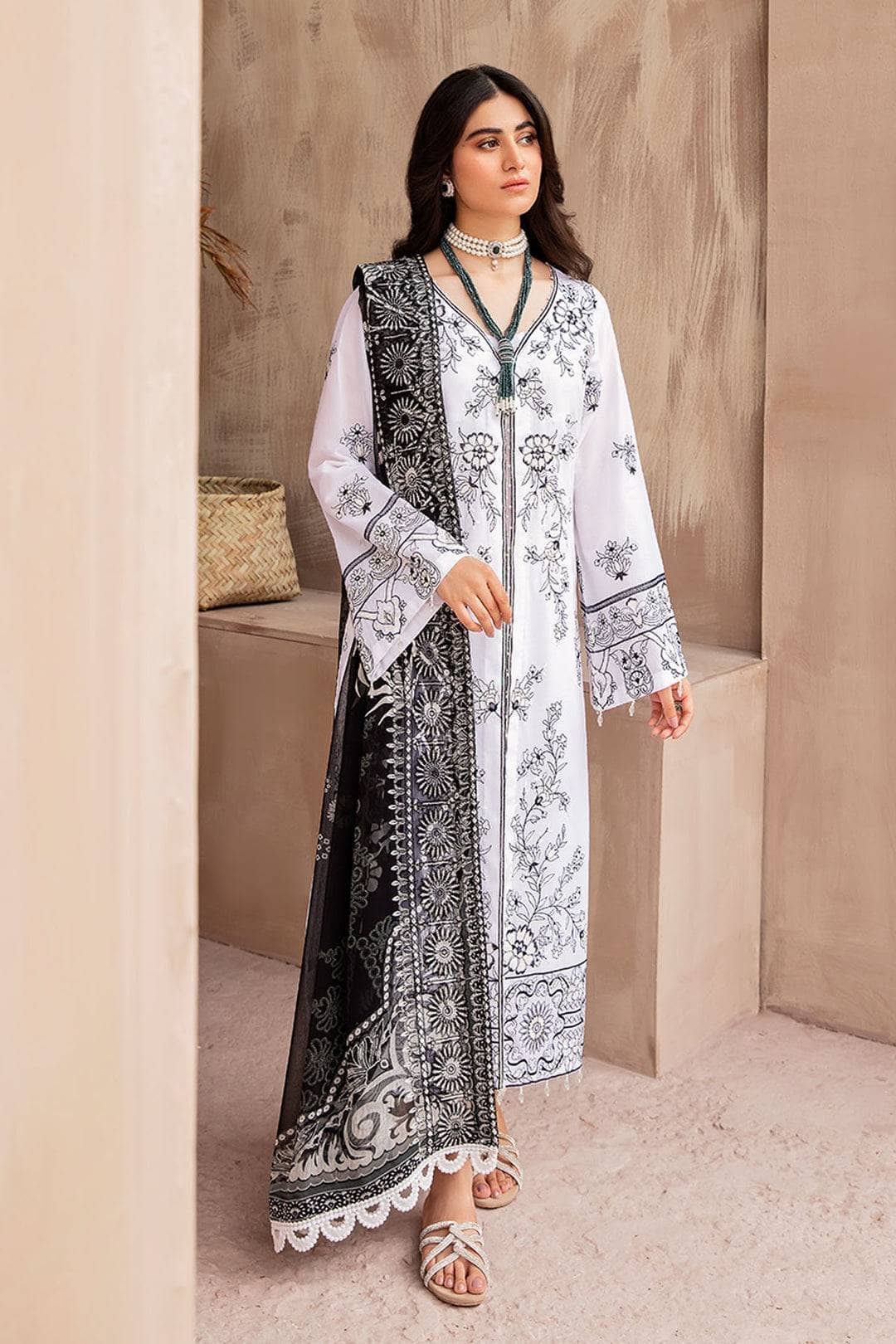 img_Nureh_koyal_monochrome_awwal_boutique