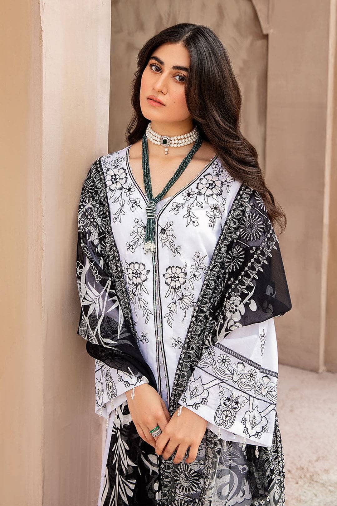 img_Nureh_koyal_monochrome_awwal_boutique