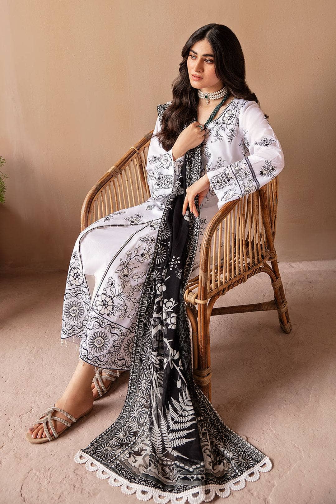 img_Nureh_koyal_monochrome_awwal_boutique