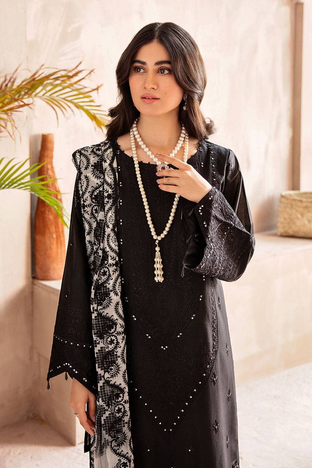 img_Nureh_koyal_monochrome_awwal_boutique