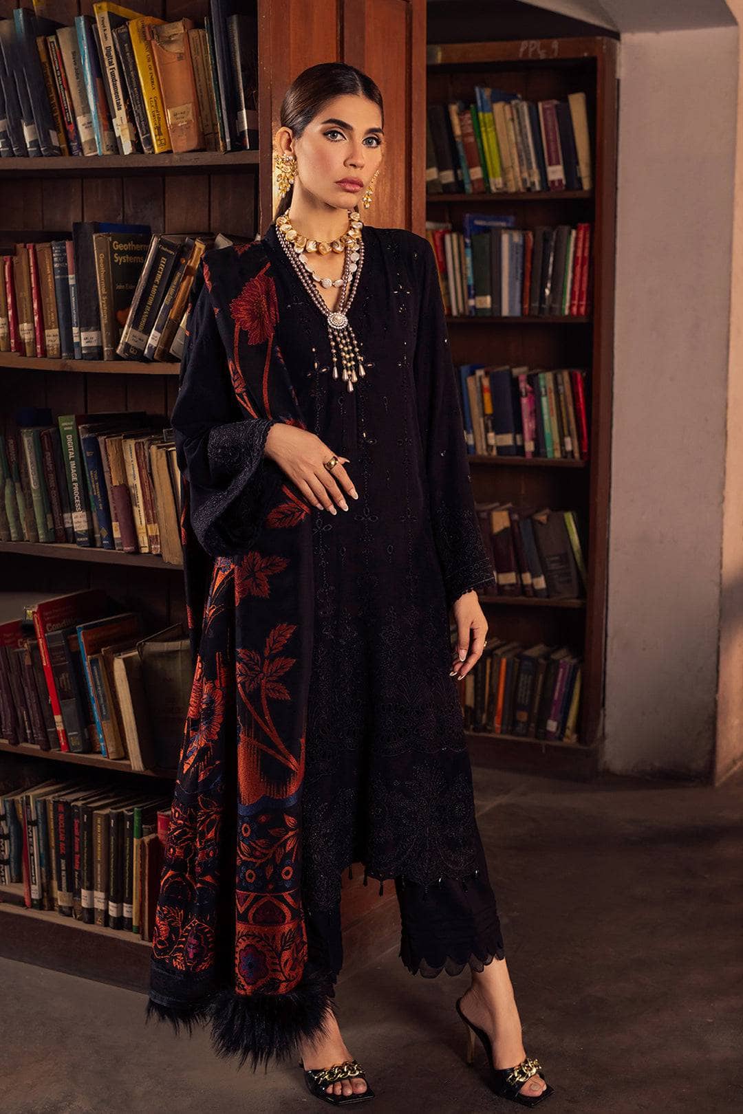 img_nureh_leather_peach_jacquard_shawl_awwal_boutique