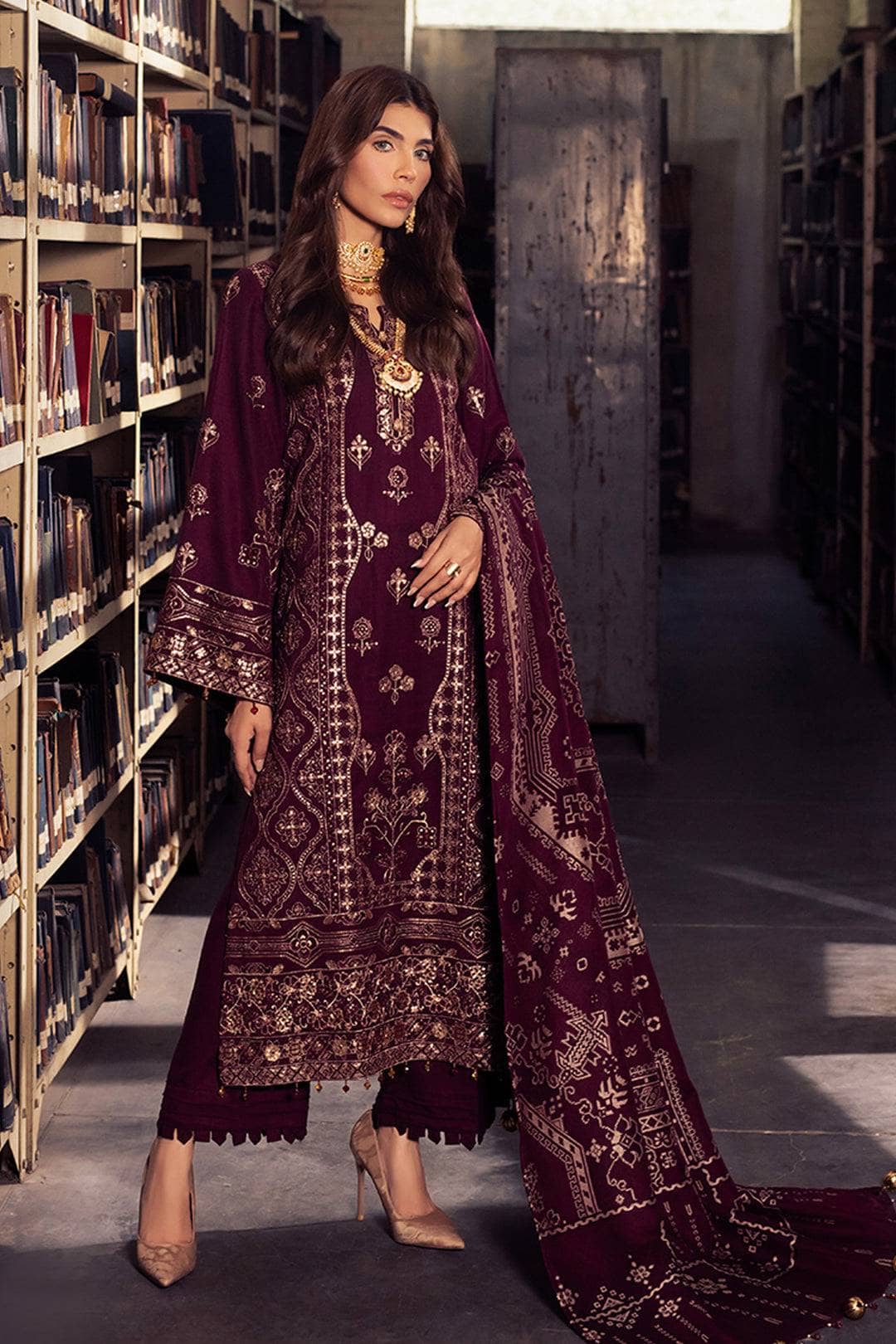 img_nureh_leather_peach_jacquard_shawl_awwal_boutique