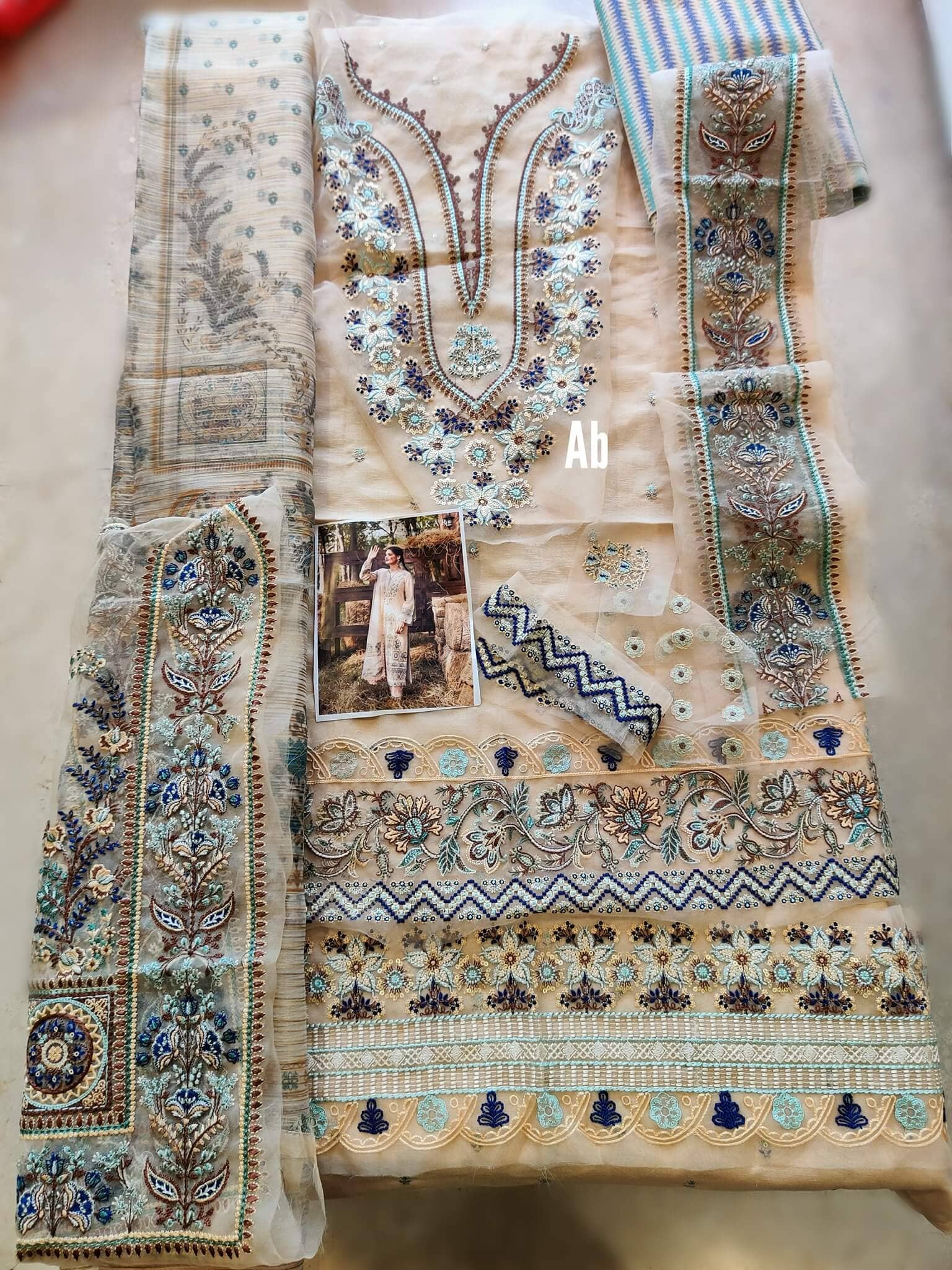 img_open_pics_qalamkar_luxury_shawls_collection_awwal_boutique