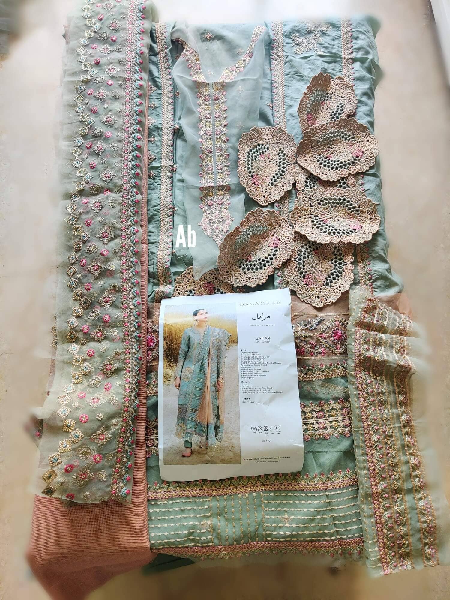 img_open_pic_qalamkar_luxury_lawn_22_awwal_boutique