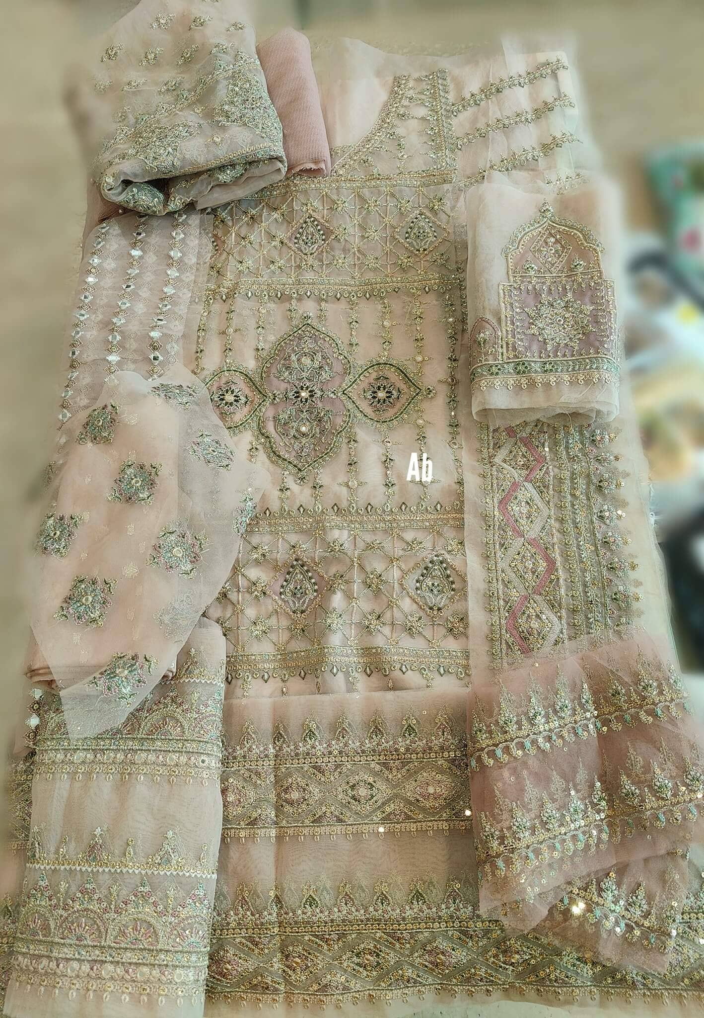 img_open_pic_qalamkar_festive_awwal_boutique