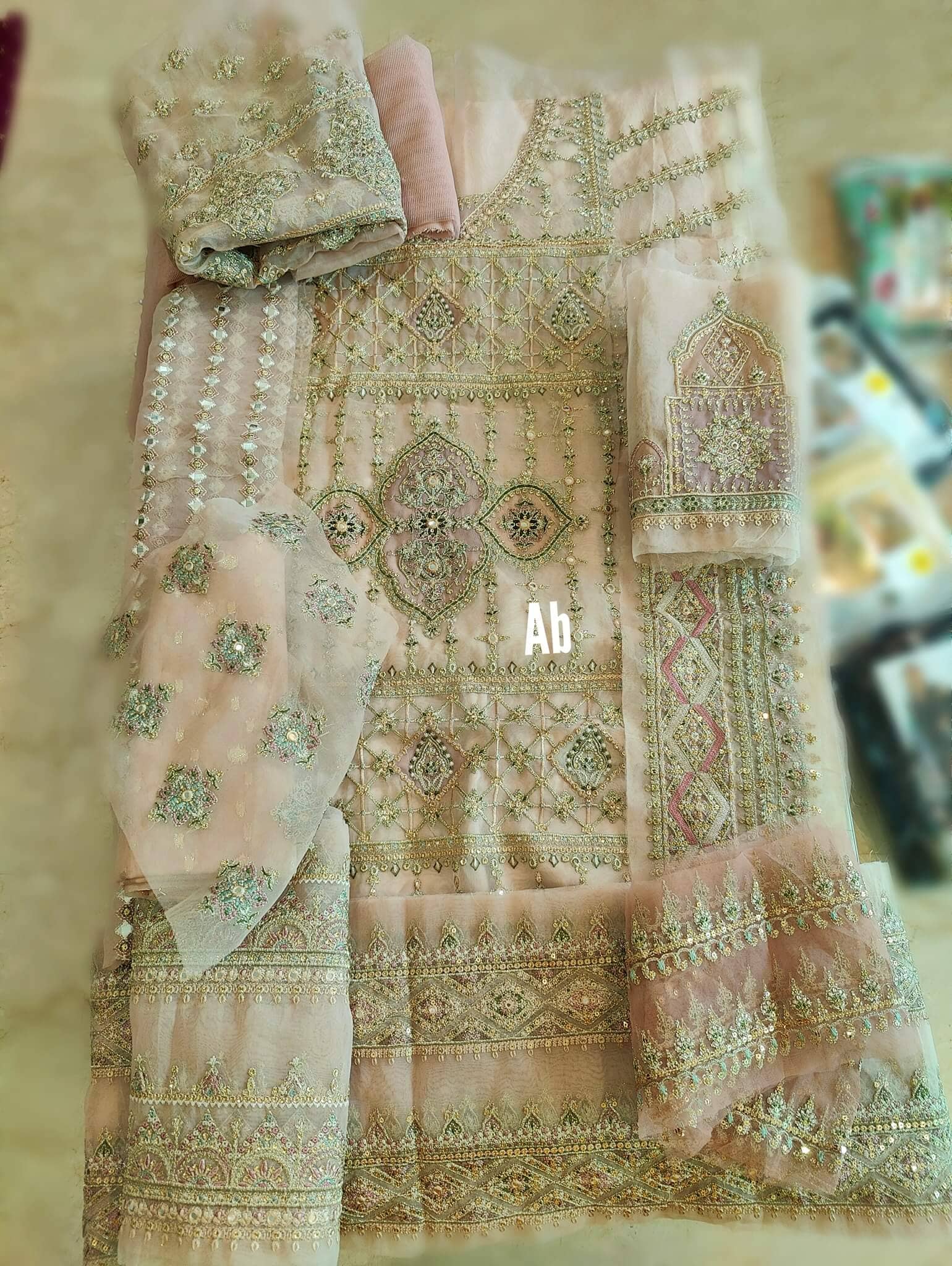 img_open_pic_qalamkar_festive_awwal_boutique