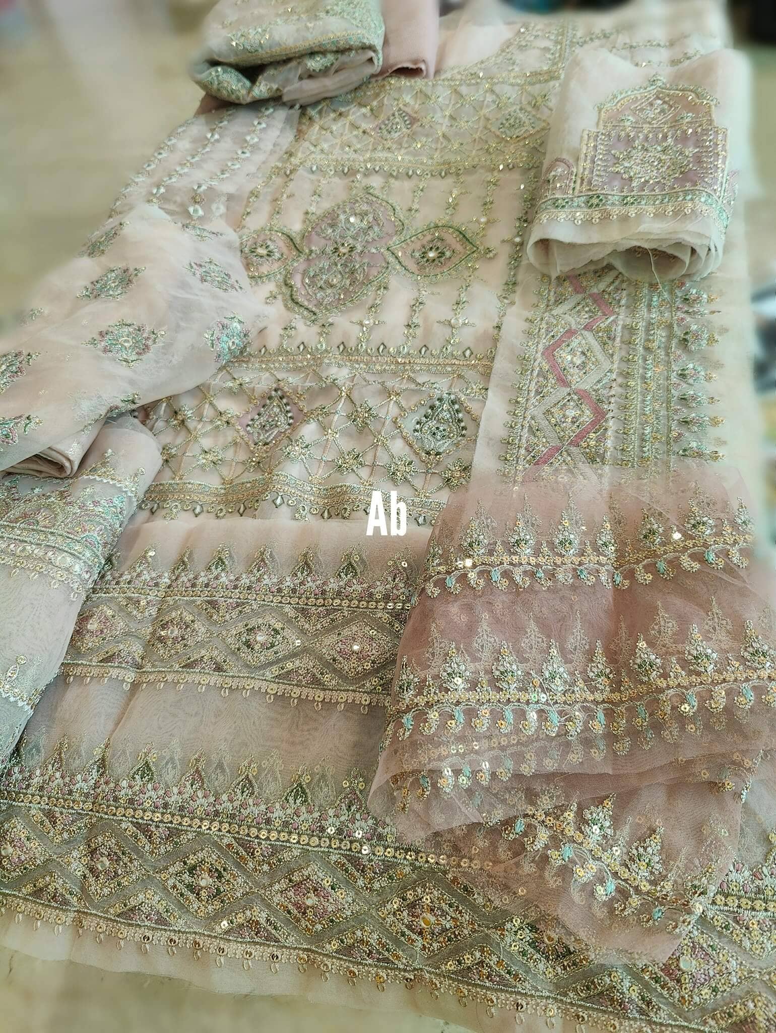 img_open_pic_qalamkar_festive_awwal_boutique