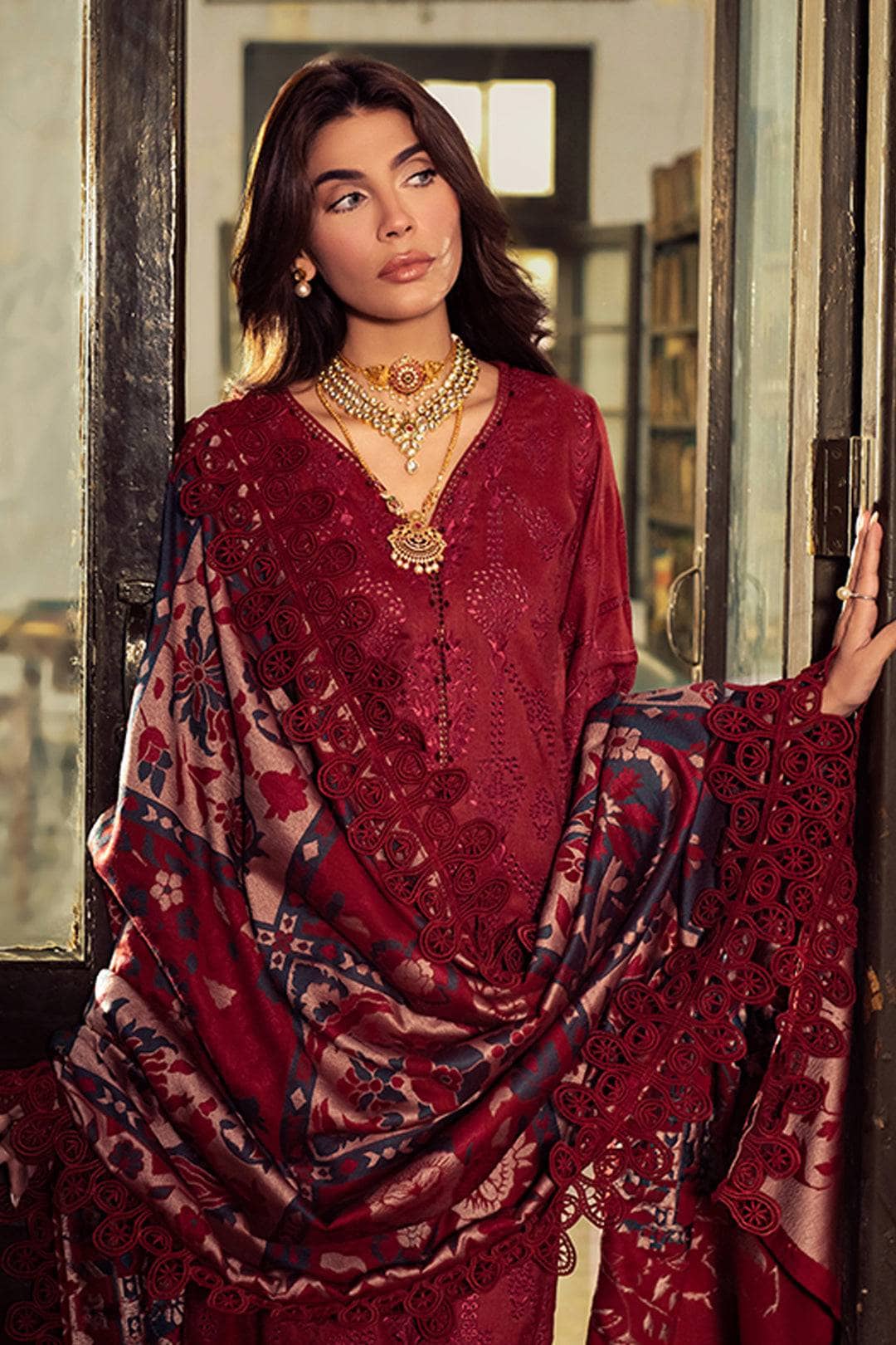 img_nureh_leather_peach_jacquard_shawl_awwal_boutique