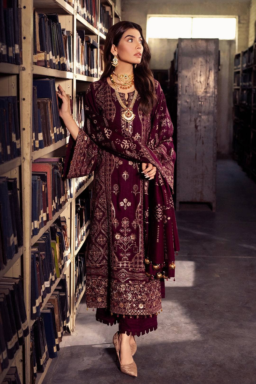 img_nureh_leather_peach_jacquard_shawl_awwal_boutique