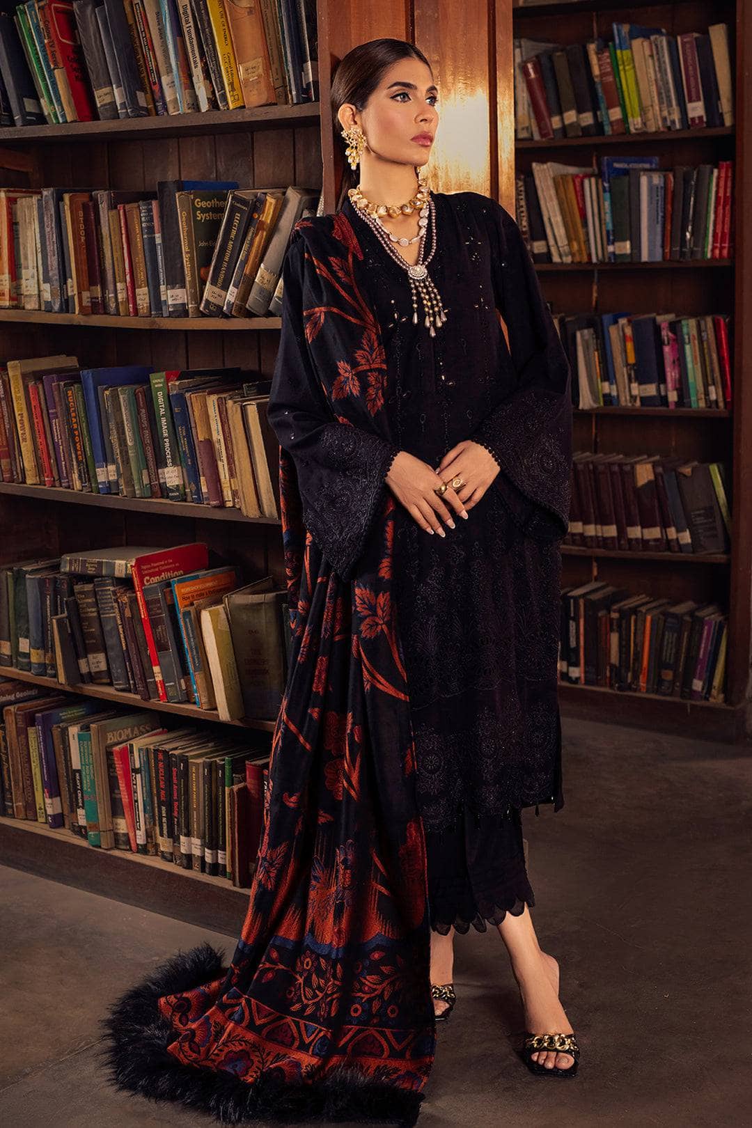 img_nureh_leather_peach_jacquard_shawl_awwal_boutique