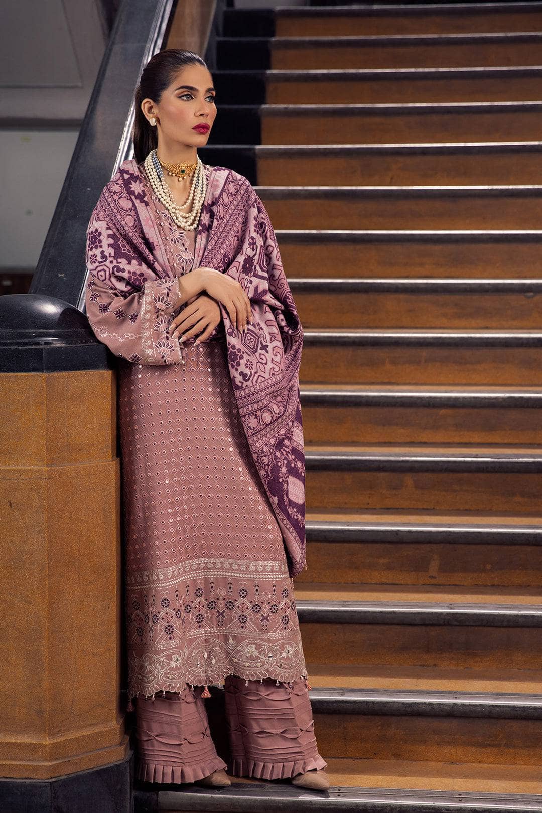 img_nureh_leather_peach_jacquard_shawl_awwal_boutique