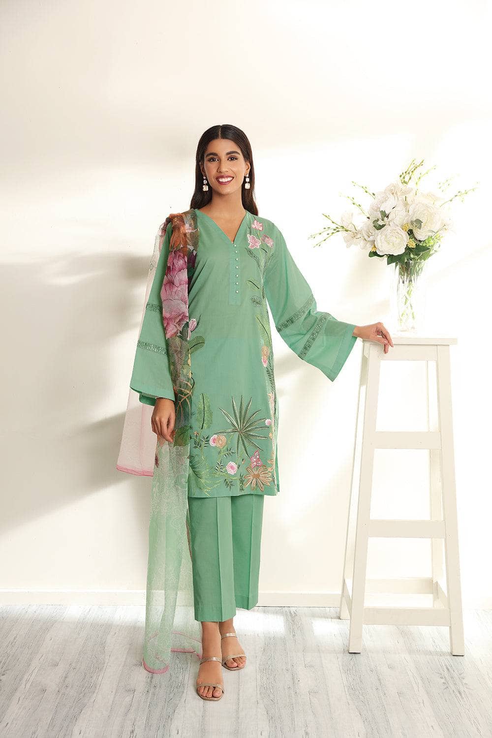 img_nishat_linen_lawn_2022_awwal_boutique