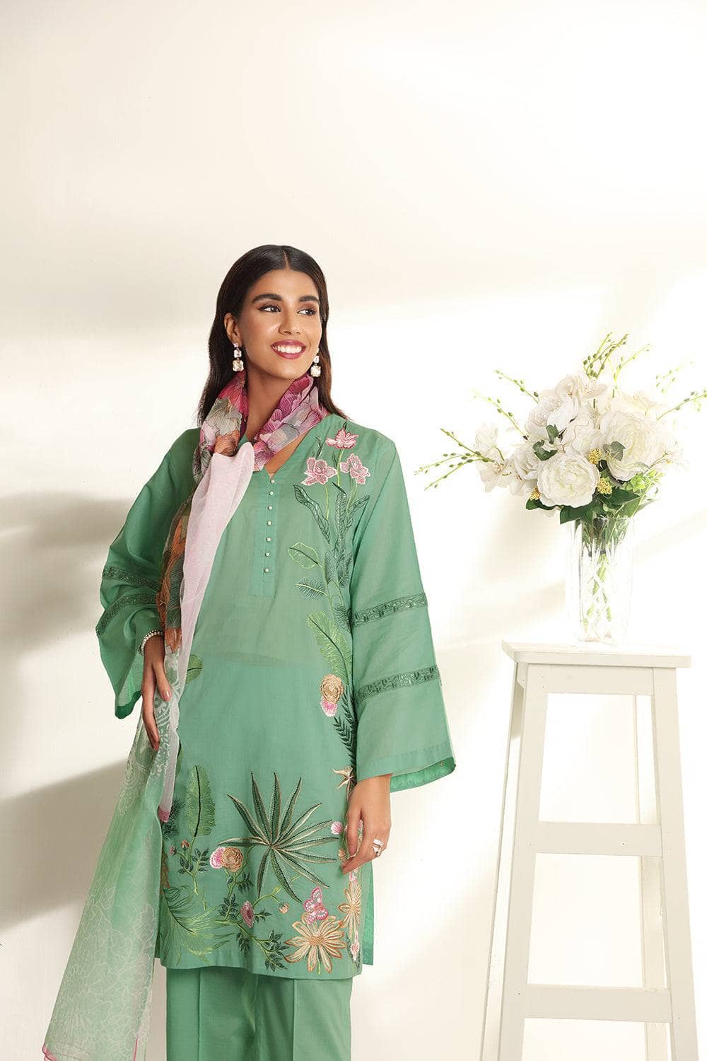 img_nishat_linen_lawn_2022_awwal_boutique