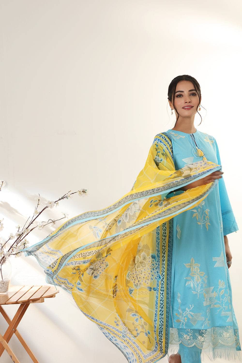 img_nishat_linen_lawn_2022_awwal_boutique