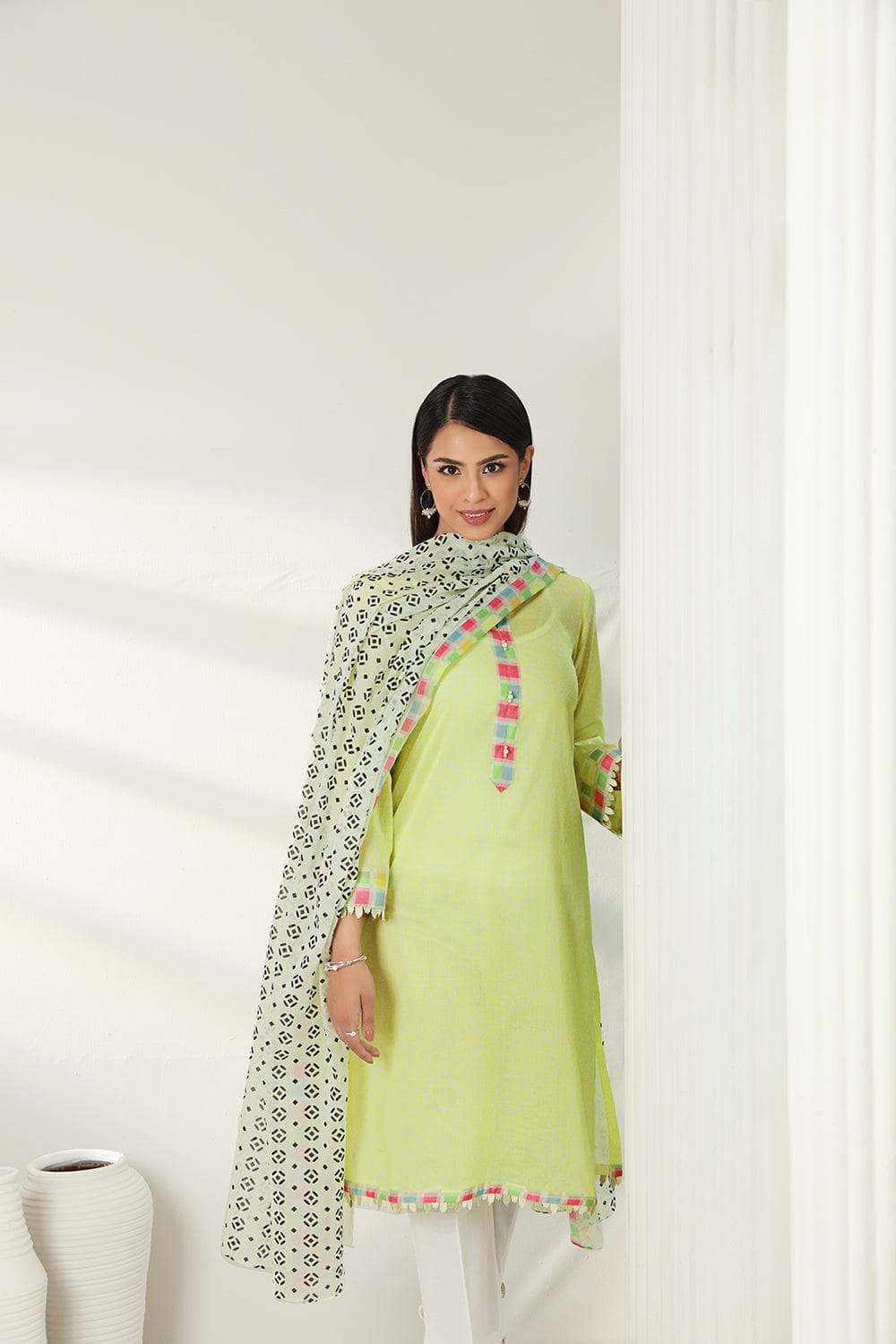 img_nishat_linen_lawn_2022_awwal_boutique