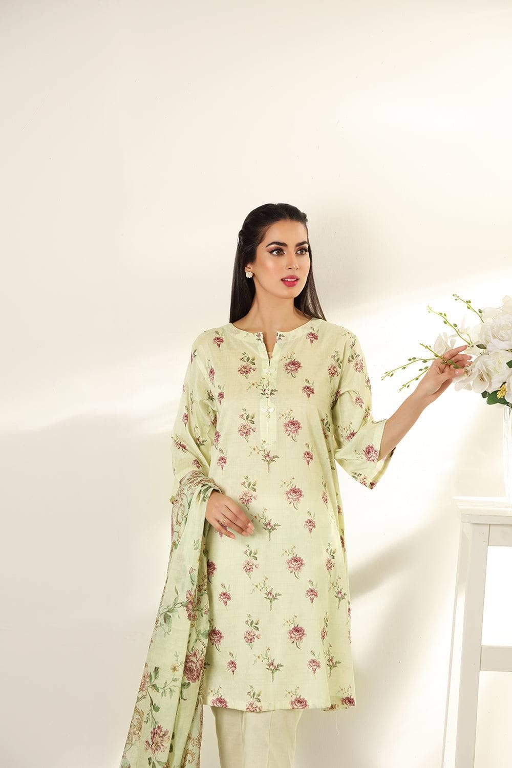 img_nishat_linen_lawn_2022_awwal_boutique