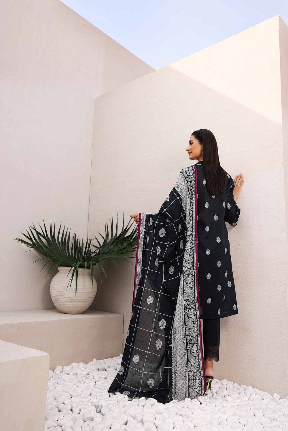 Img_nishat_lawn_nisha_awwal_boutique