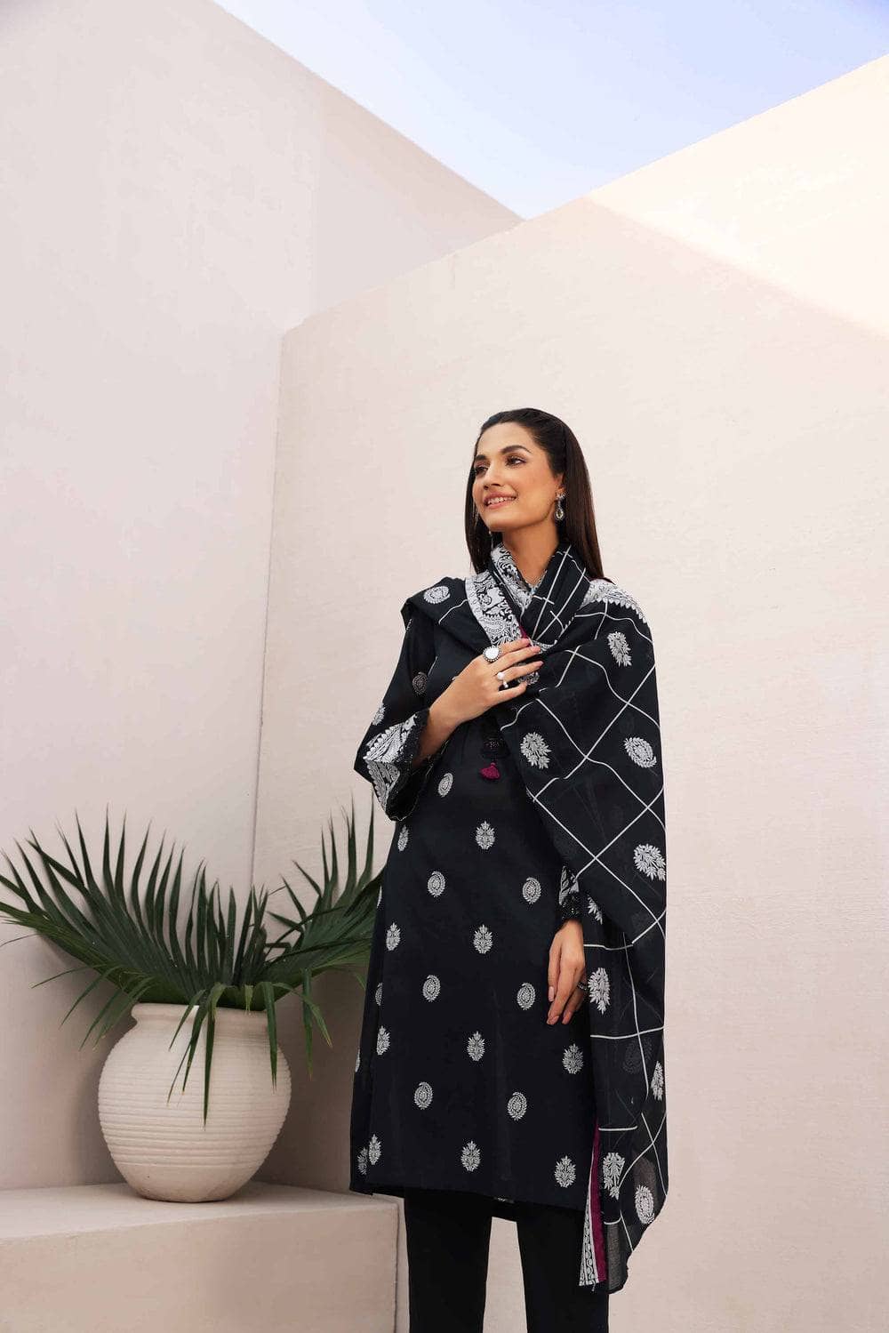 Img_nishat_lawn_nisha_awwal_boutique