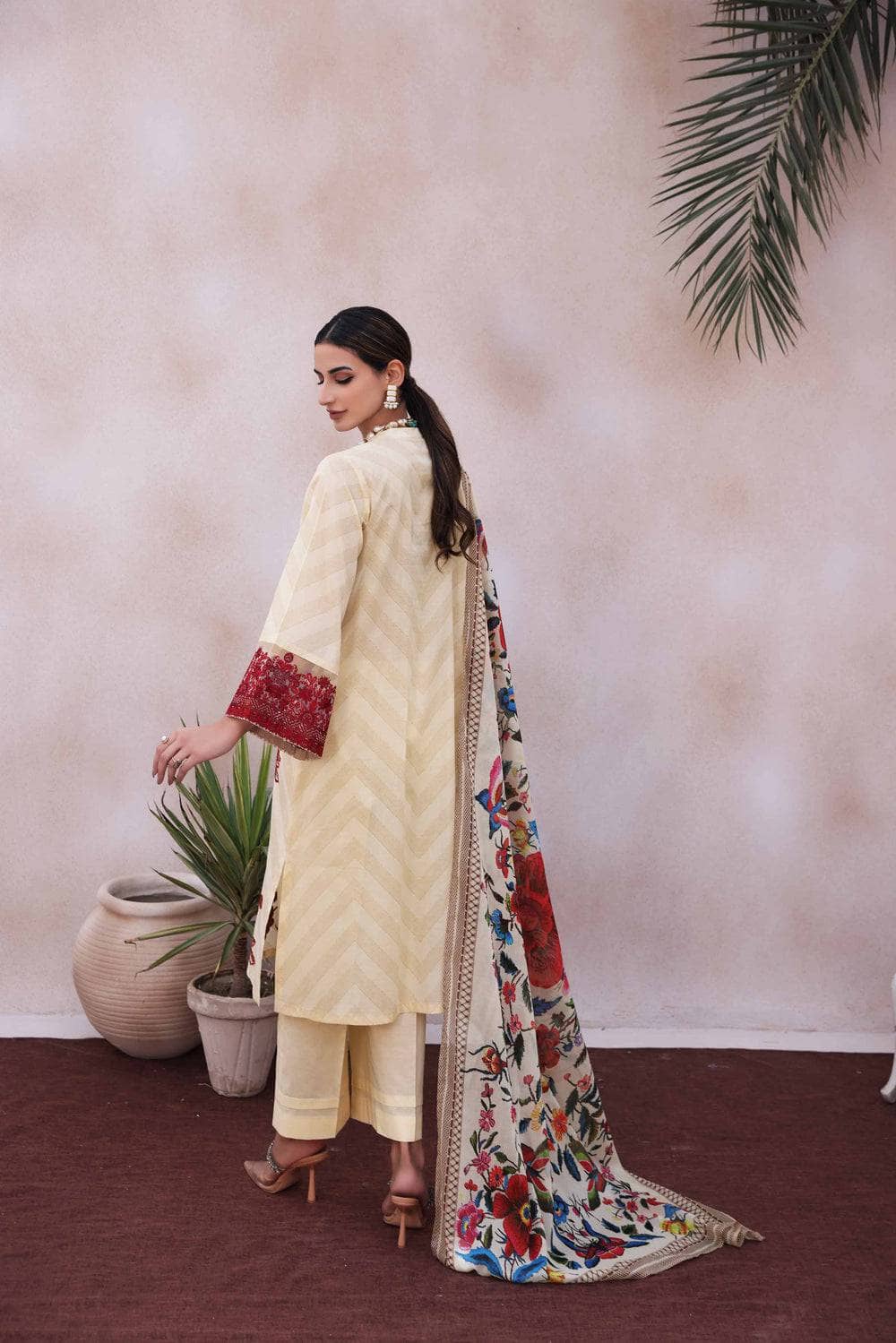 Img_nishat_lawn_nisha_23_awwal_boutique