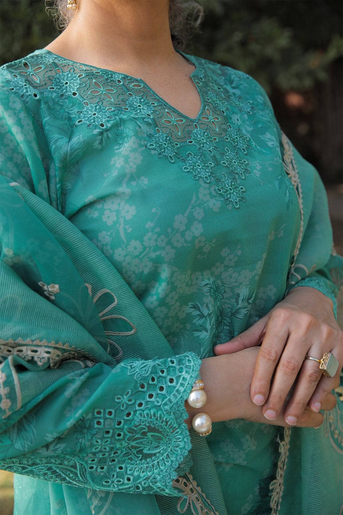 img_baroque_unstitched_lawn_collection_23_awwal_boutique