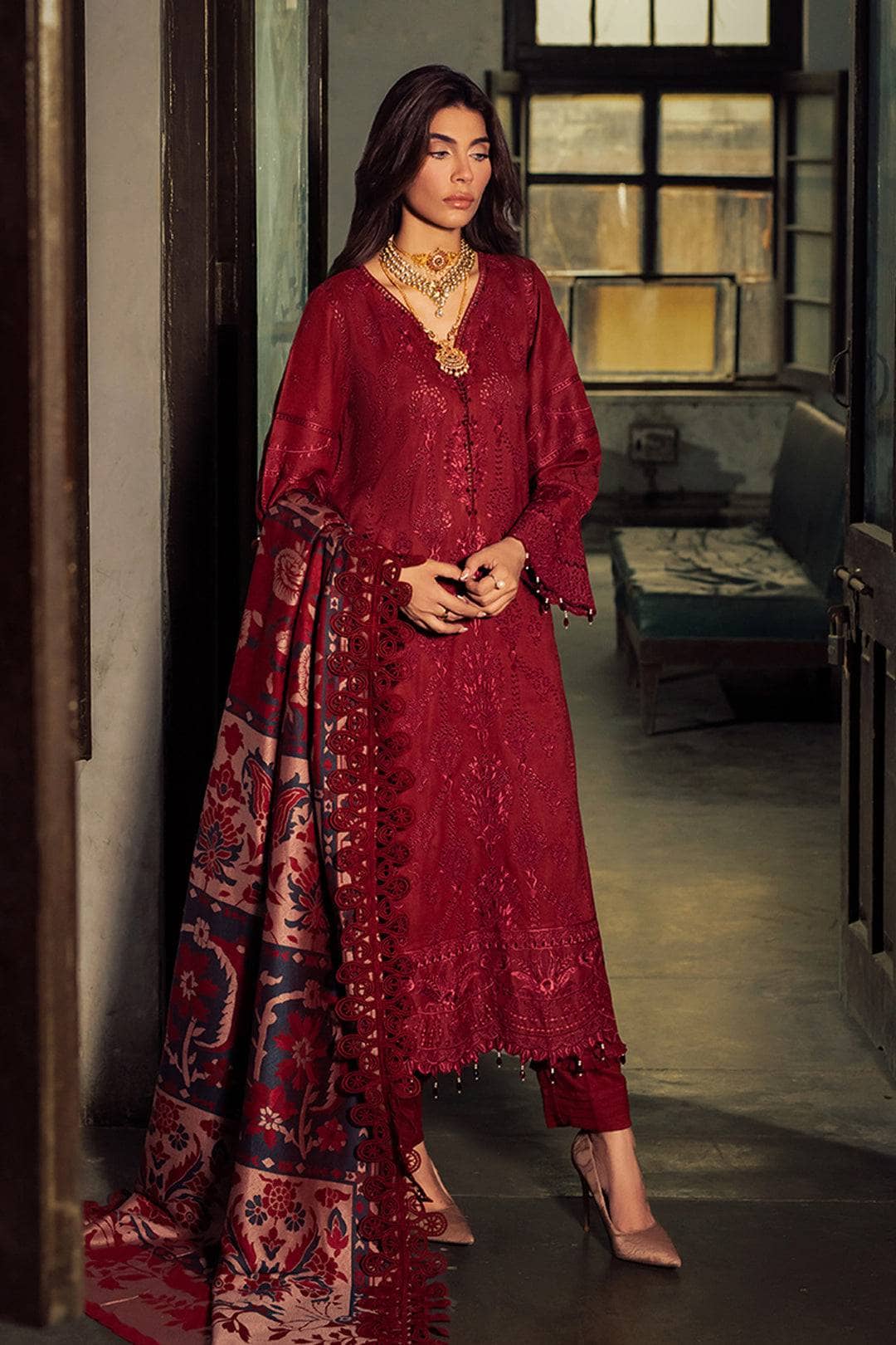 img_nureh_leather_peach_jacquard_shawl_awwal_boutique