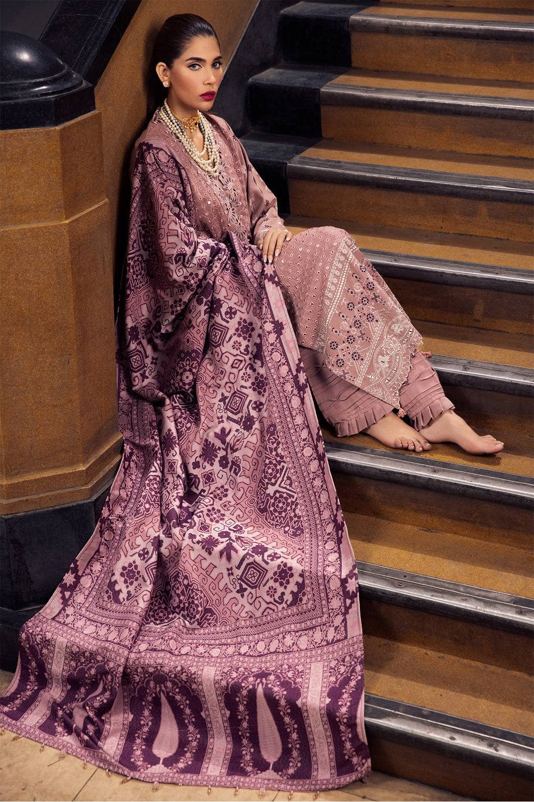 img_nureh_leather_peach_jacquard_shawl_awwal_boutique