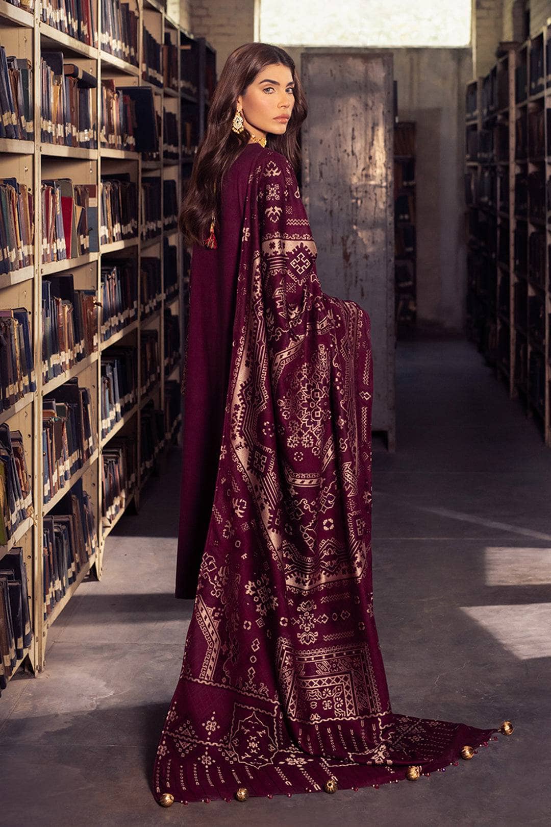 img_nureh_leather_peach_jacquard_shawl_awwal_boutique