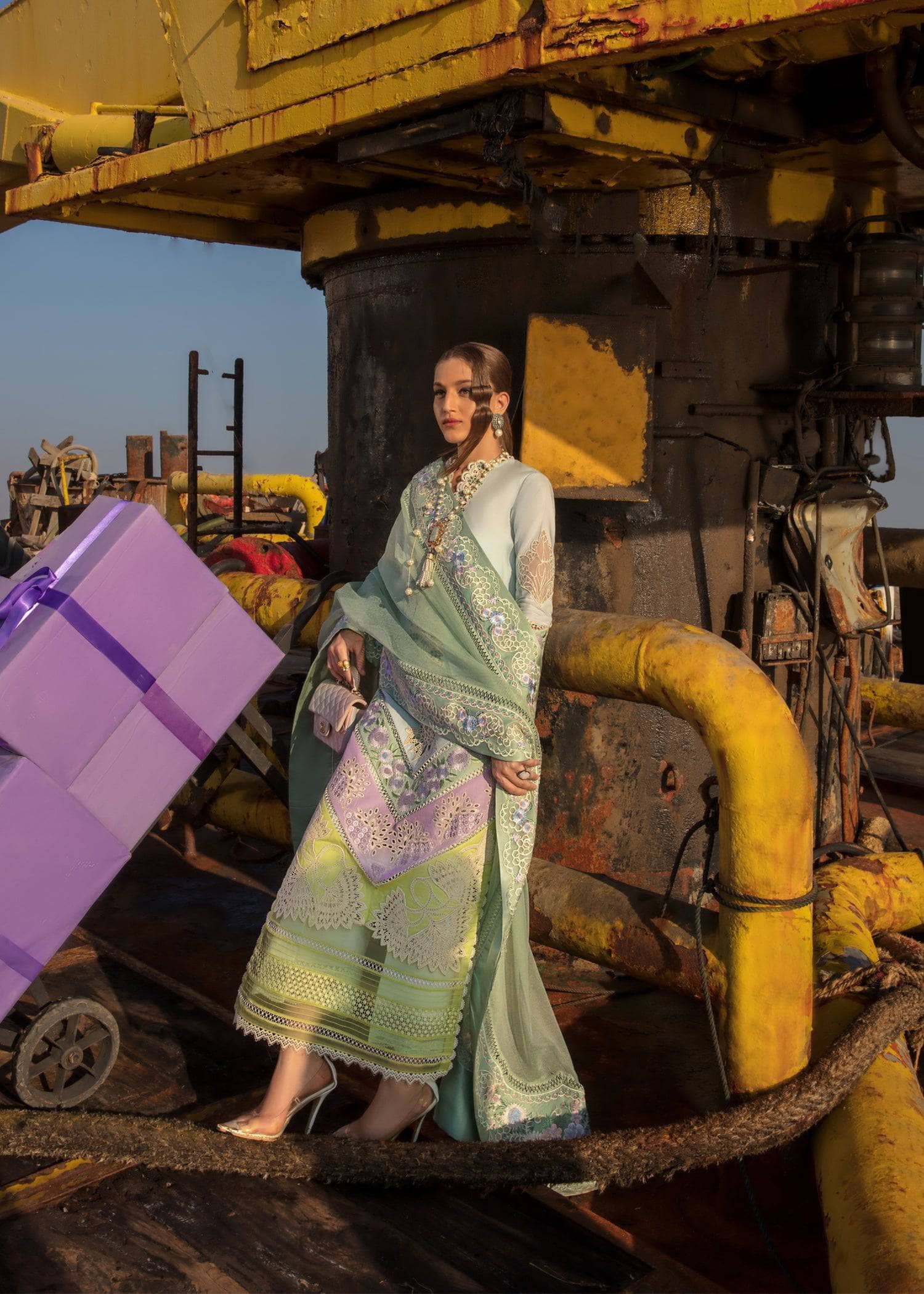 img_crimson_lawn_by_saira_shakira_awwal_boutique