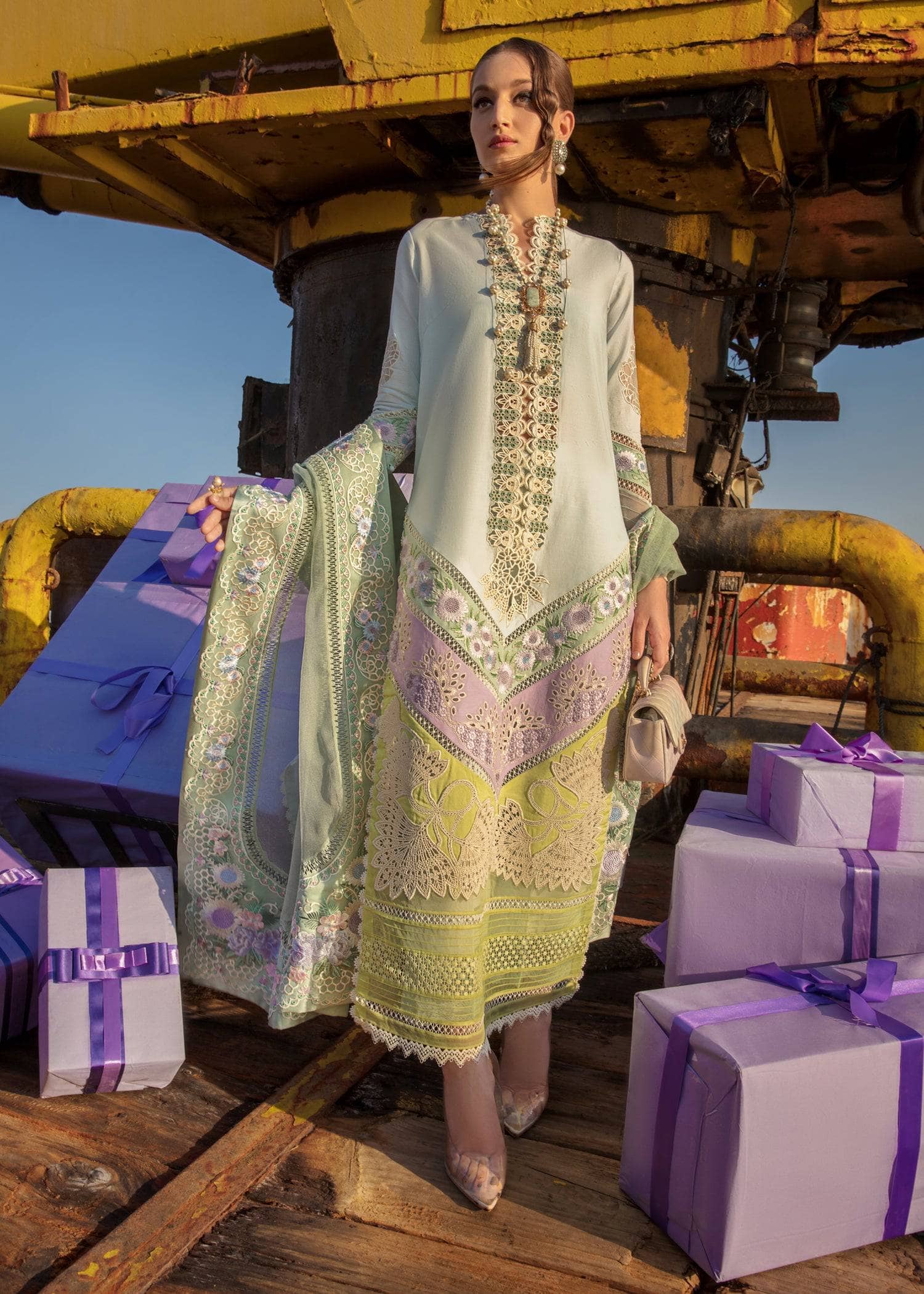 img_crimson_lawn_by_saira_shakira_awwal_boutique