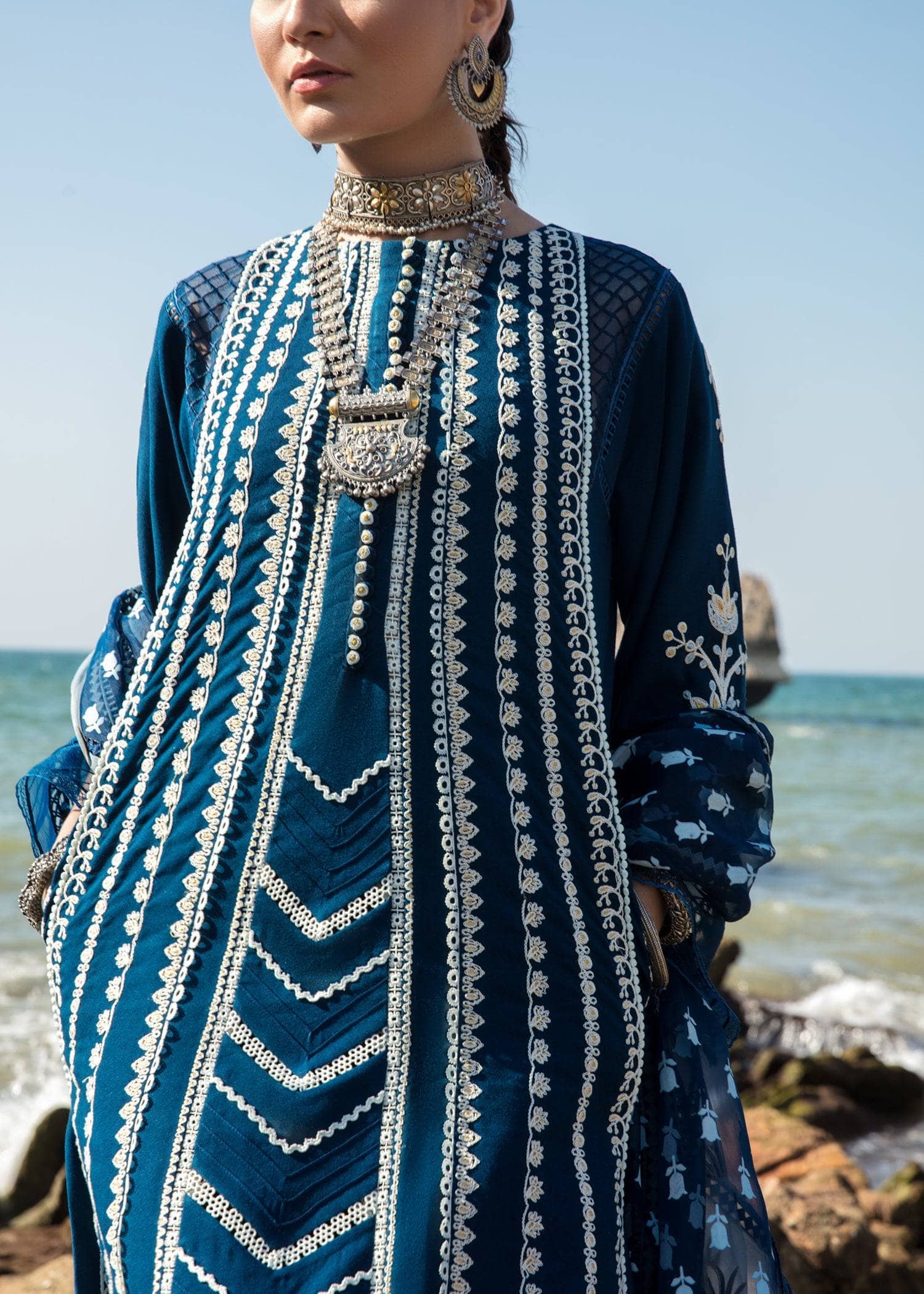 img_crimson_lawn_by_saira_shakira_awwal_boutique