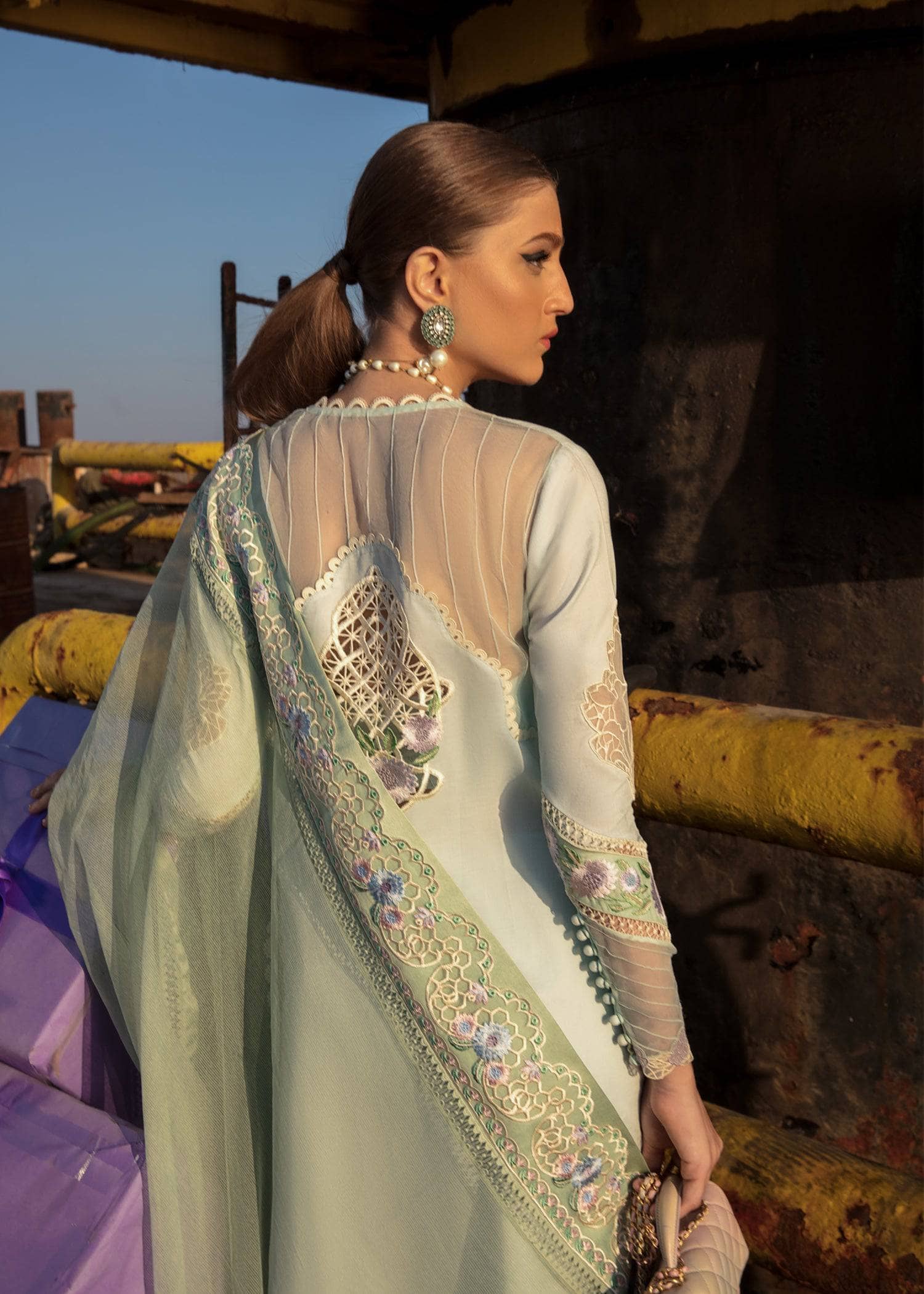 img_crimson_lawn_by_saira_shakira_awwal_boutique