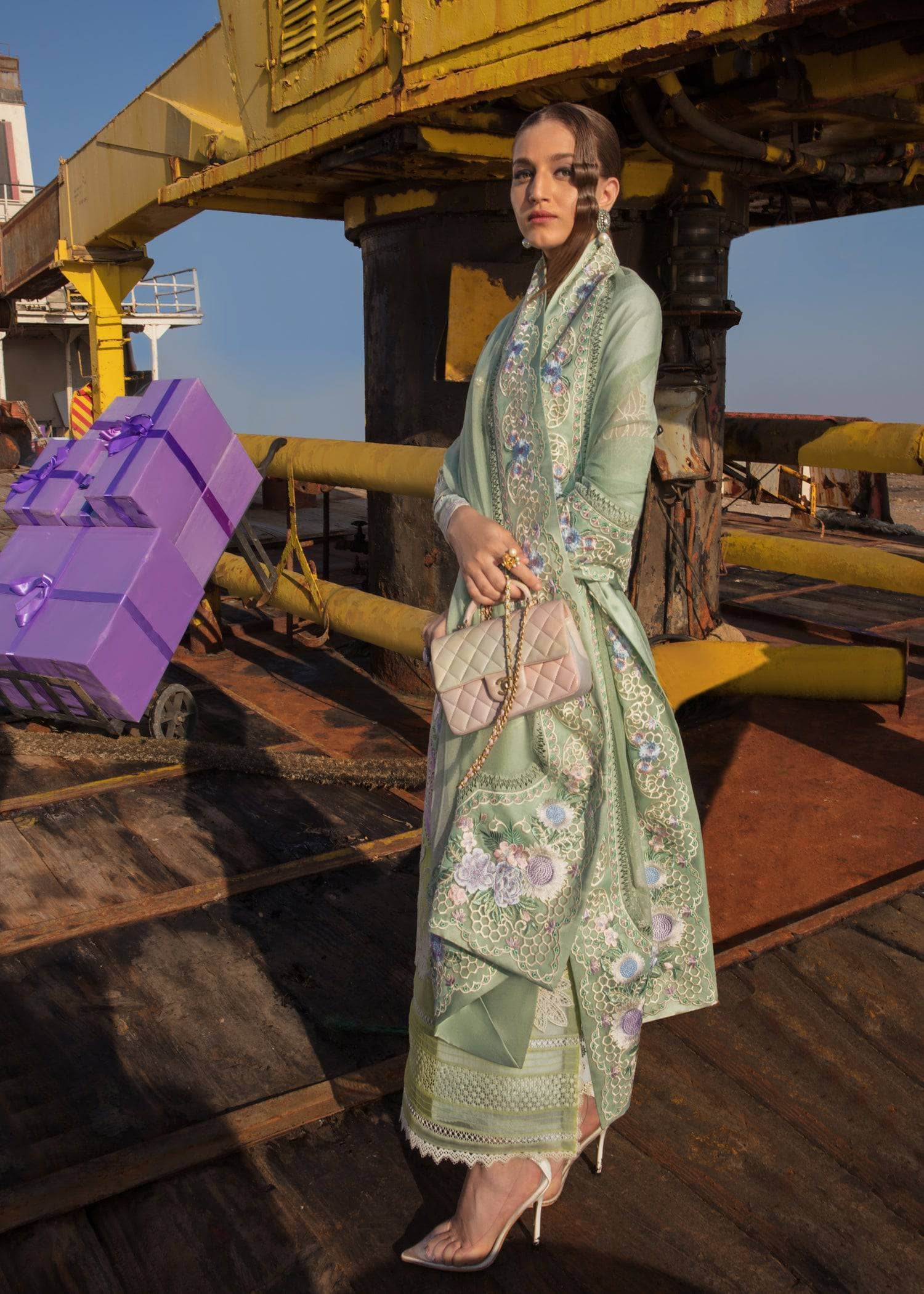 img_crimson_lawn_by_saira_shakira_awwal_boutique