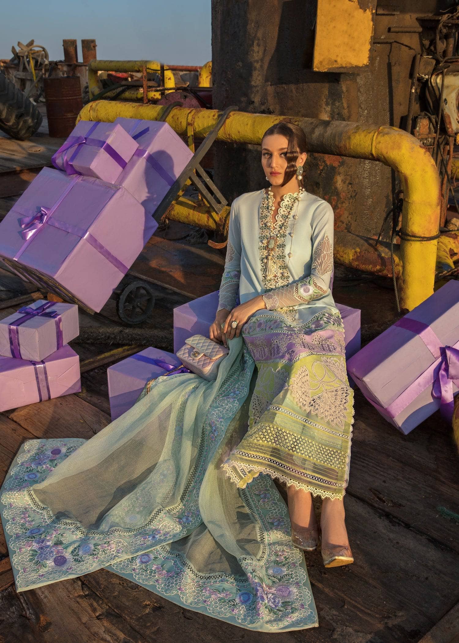 img_crimson_lawn_by_saira_shakira_awwal_boutique