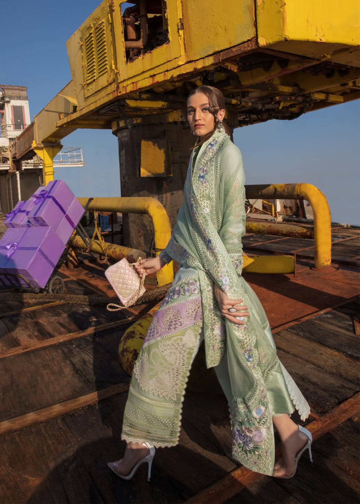 img_crimson_lawn_by_saira_shakira_awwal_boutique